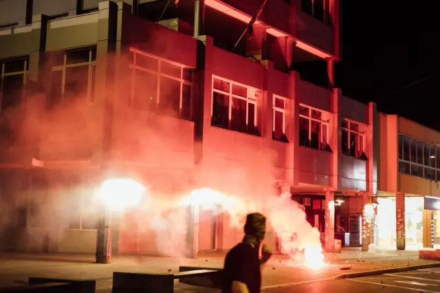 Maskirani muškarci bacali su pirotehnička sredstva i razbijali prozore na zgradi Opštine u Valjevu