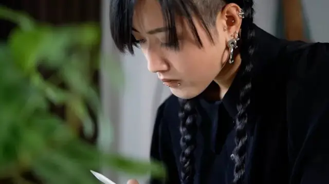 Soe-Myat donne un sens à son expérience à travers ses œuvres d'art.