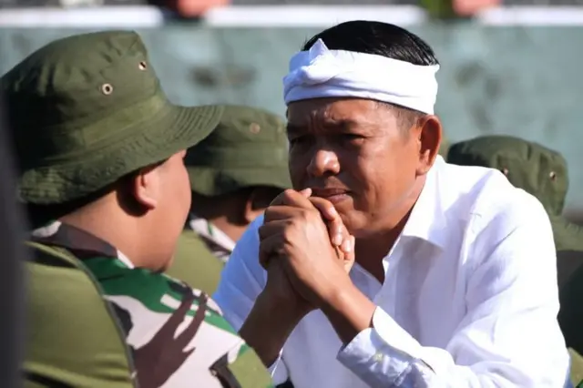Gubernur Jawa Barat, Dedi Mulyadi, saat mengunjungi tempat pembinaan siswa di barak militer di Resimen Artileri Medan 1 Sthira Yudha, Batalyon Artileri Medan 9, Purwakarta, Jawa Barat, Mei lalu.