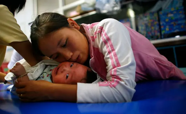 ထိုင်း-မြန်မာနယ်စပ် "ဘဲကလော်" မယ်လ ဒုက္ခသည်စခန်းထဲက ဆေးရုံမှာ ဆေးကုသမှုခံယူနေတဲ့ လသားကလေးငယ်လေးနဲ့ စောင့်ရှောက်ပေးနေတဲ့မိခင်ဖြစ်သူ (ပုံဟောင်း)