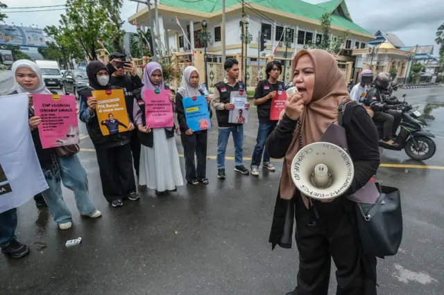 Seorang jurnalis berbicara dengan pengeras suara untuk menyampaikan aspirasinya saat aksi damai memperingati Hari Buruh di Kendari, Sulawesi Tenggara, Jumat (1/05).
