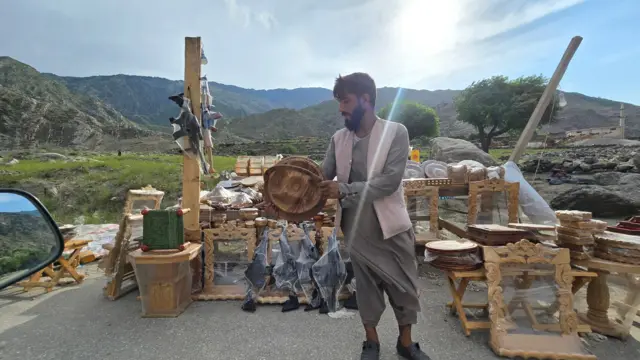 نورستان ته پر لاره ترکاڼ له لرګیو جوړ توکي پر سیلانیانو پلوري.