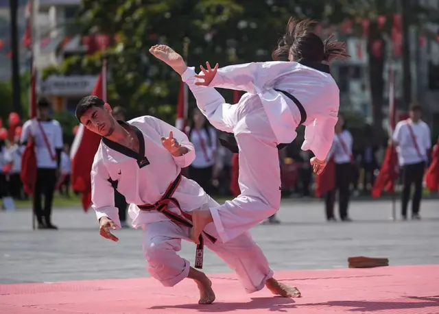 Taekwondo yapan iki genç. 