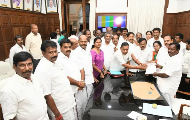 எடப்பாடி பழனிசாமிக்கு ஆதரவாக சட்டப்பேரவை தற்காலிக தலைவரிடம் கடிதம் அளித்த அதிமுக எம்எல்ஏக்கள்