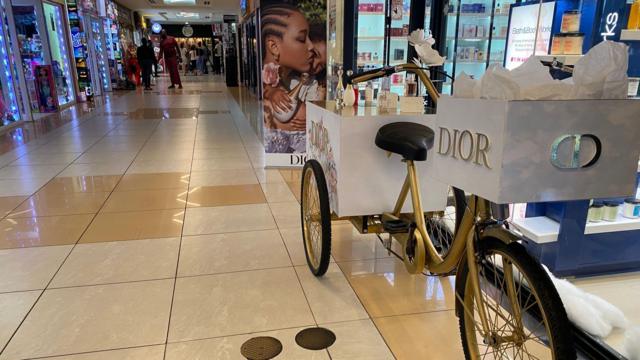Una tienda de un centro comercial en Guyana vende perfumes Dior.