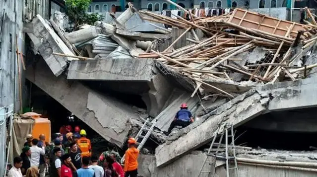 El equipo conjunto SAR busca víctimas atrapadas en un edificio derrumbado en el internado islámico Al Khoziny, Sidoarjo, Java Oriental.