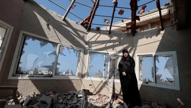 Des civils libanais affirment que leurs maisons ont été touchées par les tirs de roquettes du Hezbollah.