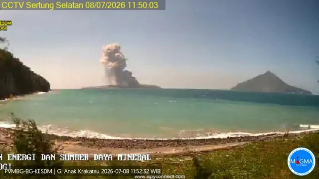 Erupsi Gunung Anak Krakatau pada Rabu (08/07) dengan tinggi kolom abu teramati ± 200 m di atas puncak.