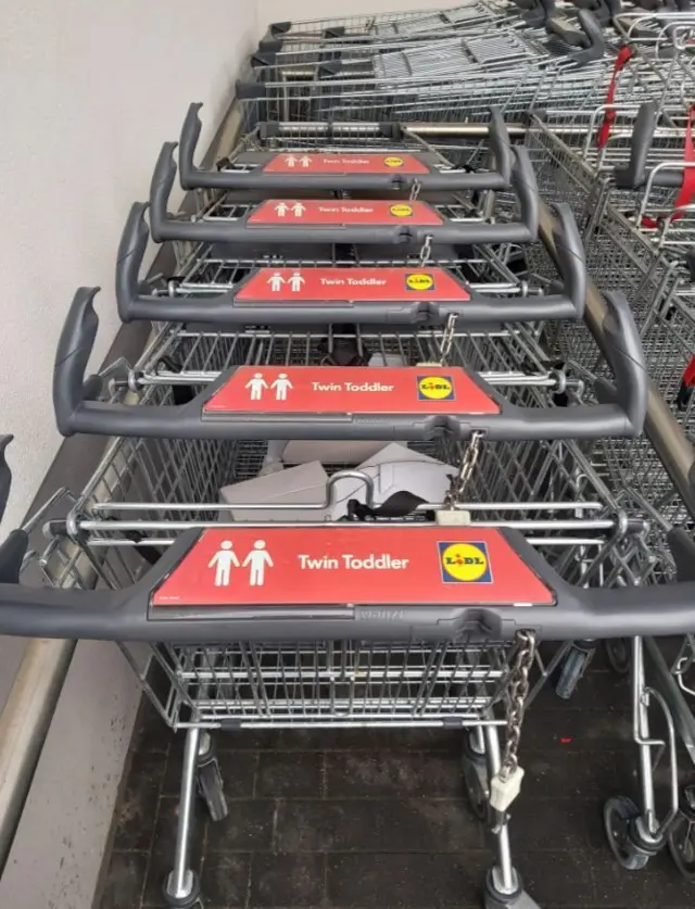 영국 런던의 한 대형마트에 배치된 쌍둥이를 태울 수 있는 카트
