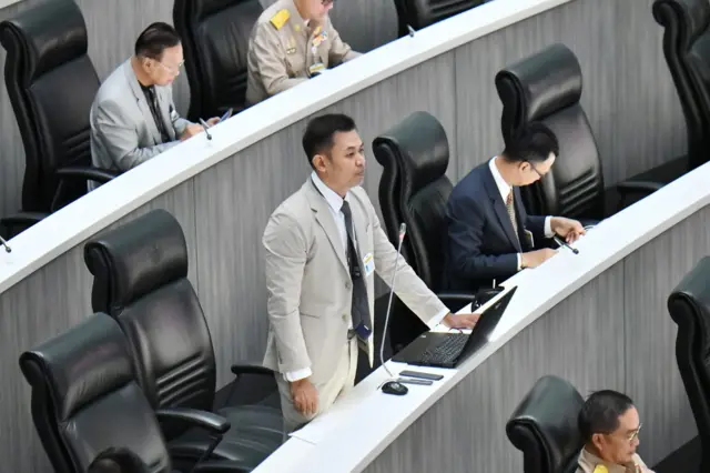 เทวฤทธิ์ มณีฉาย เสนอญัตติชะลอโหวตเลือกตุลาการศาลรัฐธรรมนูญ และ กกต. แต่ถูกเพื่อนร่วมสภาปัดตก เมื่อ 21 ก.ค.