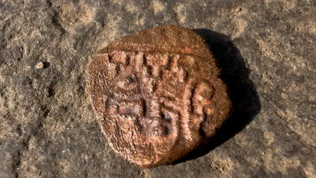 भारताबाहेरच्या साम्राज्यांतली अनेक नाणीही इथे सापडली आहेत. 
