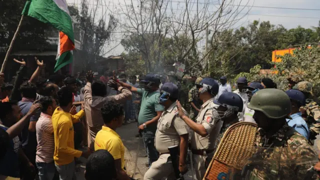 মালদা জেলার নানা জায়গায় পুলিশের মুখোমুখি বিক্ষোভকারীরা
