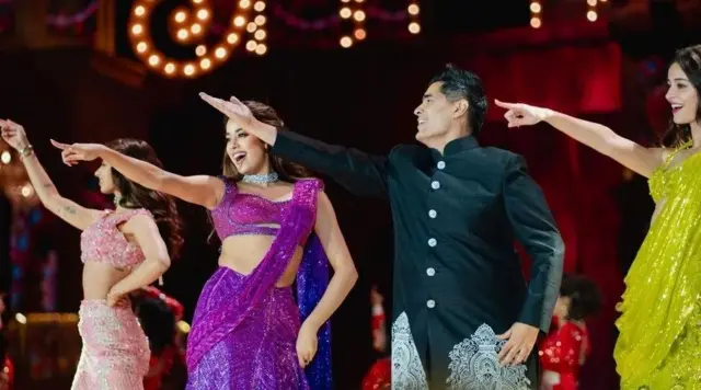 অন্যান্য পারফর্মারদের মধ্যে ছিলেন খুশি কাপুর, জাহ্নবী কাপুর এবং অনন্যা পাণ্ডে।