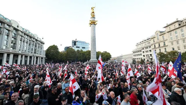 Толпа людей с грузинскими флагами в центре Тбилиси.