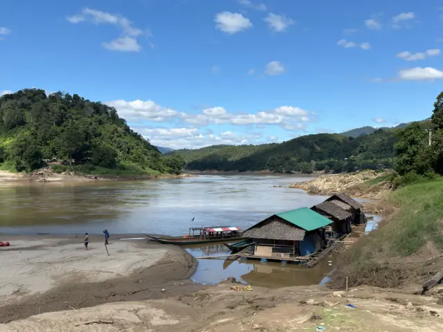 คพ. บอกว่า บ้านแพริมน้ำสาละวิน 4 ครอบครัวได้รับผลกระทบจากปัญหาสารหนูปนเปื้อน เนื่องจากเป็นกลุ่มที่ใช้น้ำจากสาละวินโดยตรง