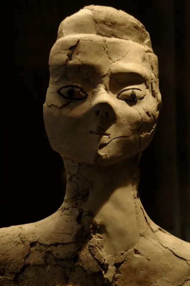 أحد تماثيل عين غزال