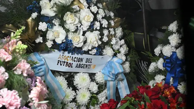corona de flores de la asociación del futbol argentino