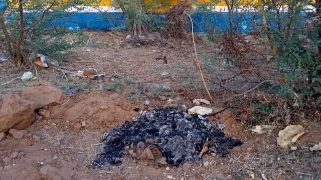 पुलिस ने ये जले हुए फोन बरामद किए हैं