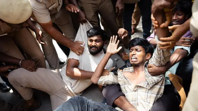 சென்னையில் நீட் எதிர்ப்பு போராட்டத்தில் ஈடுபட்ட மாணவர்களை காவல்துறையினர் வலுக்கட்டாயமாக கைது செய்தனர். (கோப்புப்படம்)