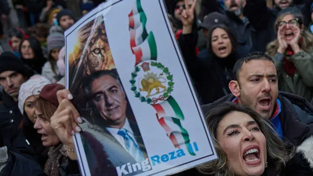 प्रदर्शनों के दौरान ईरान के निष्कासन में रह रहे युवराज रज़ा पहलवी का नाम विपक्ष के नेता के रूप में उभरने लगा है