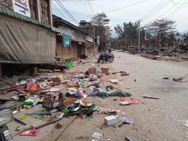 မီးထဲ မပါသွားတဲ့ မိုးမိတ်စျေး ဆိုင်ခန်းတွေလည်း ဖောက်ထွင်းခံထားရတယ်လို့ ဒေသခံတွေက ပြောပါတယ် 