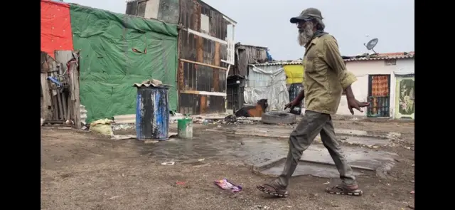 કંડલામાં 25 વર્ષ પહેલાં ત્રાટકેલા વાવાઝોડાએ ભારે તારાજી સર્જી હતી