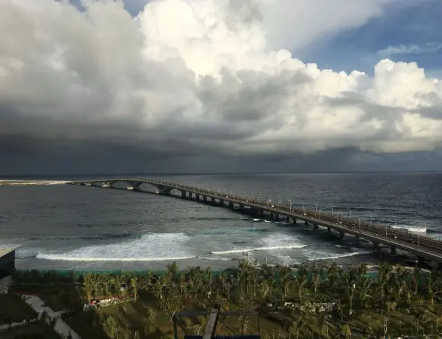 মালদ্বীপের এই সেতুর মতো অনেক অবকাঠামো চীনের অর্থায়নে তৈরি করা হয়েছে। সেতুটি হওয়ার আগে মানুষজনকে নৌকায় করে রাজধানীতে যেতে হতো।