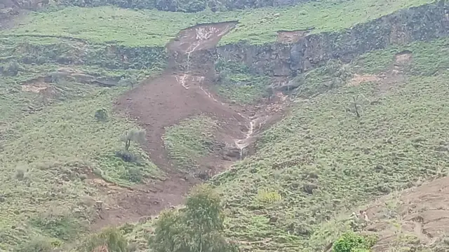 صورة تظهر بعضاً من آثار انزلاق التربة.