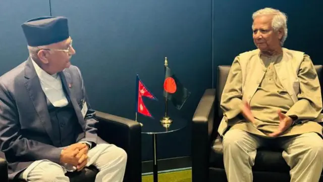 संयुक्त राष्ट्र महासभा की बैठक से इतर एक मुलाकात के दौरान नेपाल के पीएम केपी शर्मा ओली और बांग्लादेश की अंतरिम सरकार के प्रमुख सलाहकार मोहम्मद युनूस 