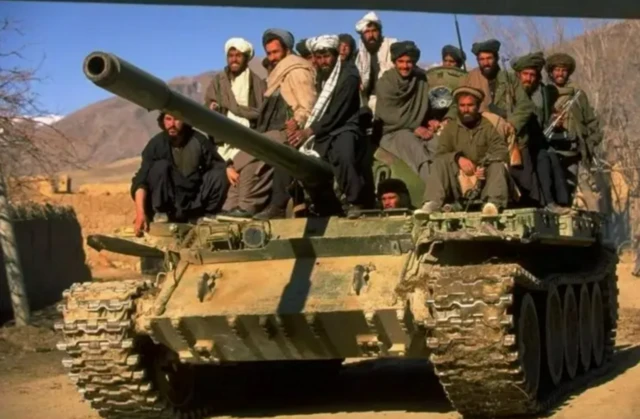 একটি ট্যাঙ্কের ওপর তালেবান যোদ্ধারা