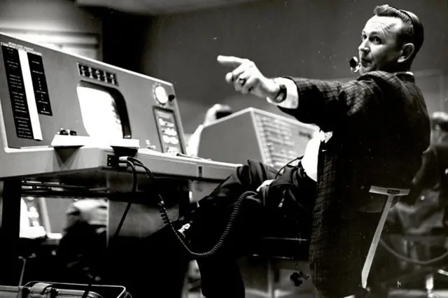 O engenheiro Chris Kraft na sala de controle de missões da Nasa