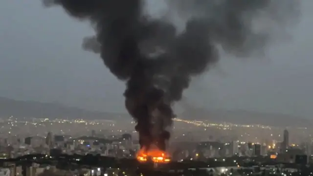 Fogo e fumaça em local de Teerã atingido por ataque de Israel 