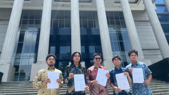 Mahasiswa FH UI di depan gedung MK