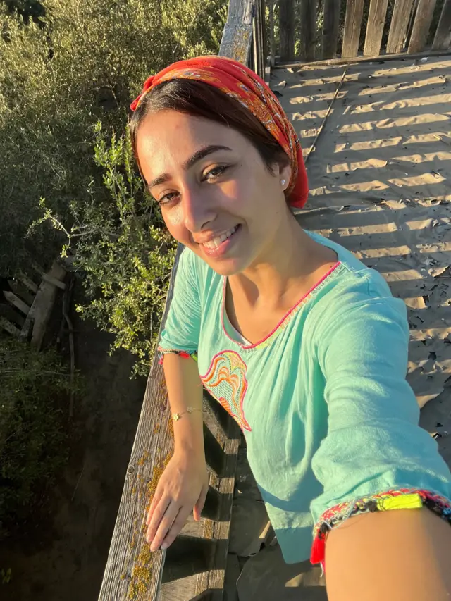 سجى في حديقة منزل شقيقتها 