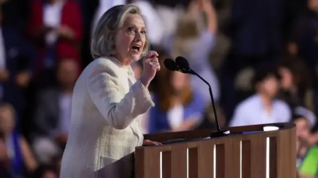মঞ্চে কথা বলছেন ডেমোক্র্যাটিক পার্টির প্রভাবশালী নেতা হিলারি ক্লিনটন