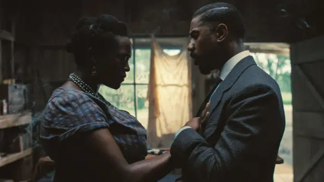 Wunmi Mosaku y Michael B Jordan en una escena de Sinners