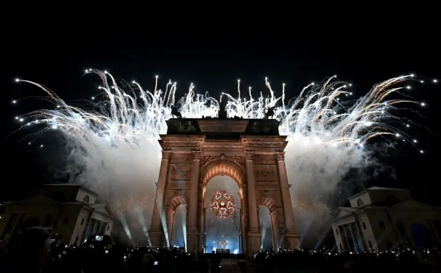 코르티나담페초 동계올림픽이 개막한 6일(현지시간) 이탈리아 밀라노 '평화의 아치'(아르코 델라 파체·Arco della Pace) 성화대에 점화된 성화가 불타고 있다