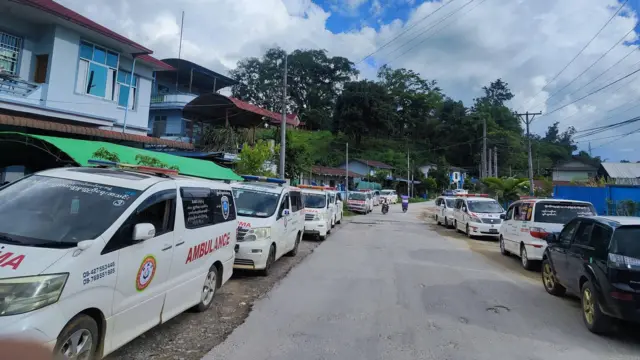 ပေါက်ကွဲမှုအတွက် ကယ်ဆယ်ရှင်းလင်းရေးလုပ်ဖို့လာတဲ့ လူမှုကူညီရေးအသင်းအဖွဲ့ရဲ့ ကားကို နမ့်ခမ်းမြို့နယ်ထဲမှာ တွေ့ရတဲ့မြင်ကွင်း