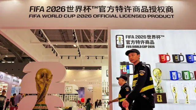 一个人在世界杯官方特许商店前走过