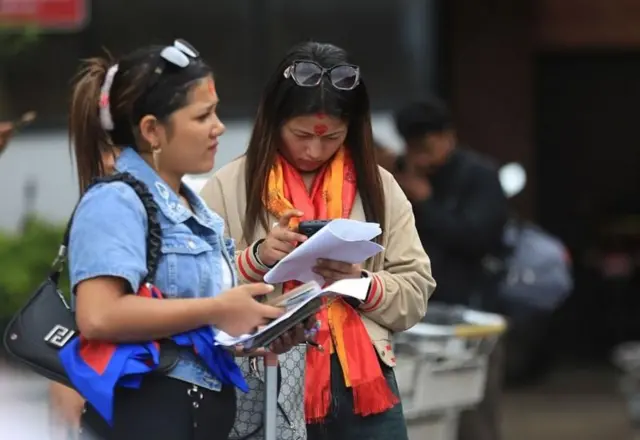 विदेश यात्रामा जान लागेका नेपाली महिला