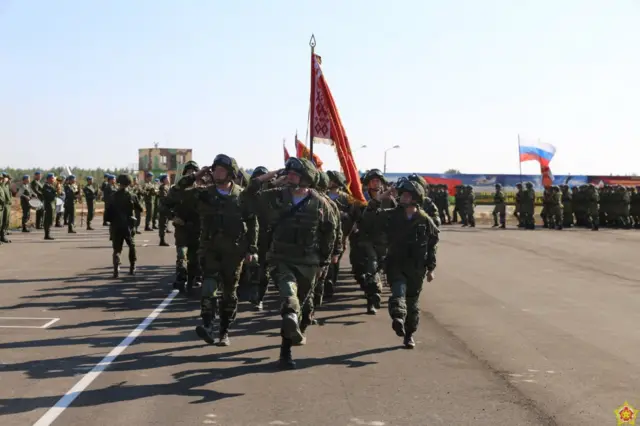 Колона військових з прапорами