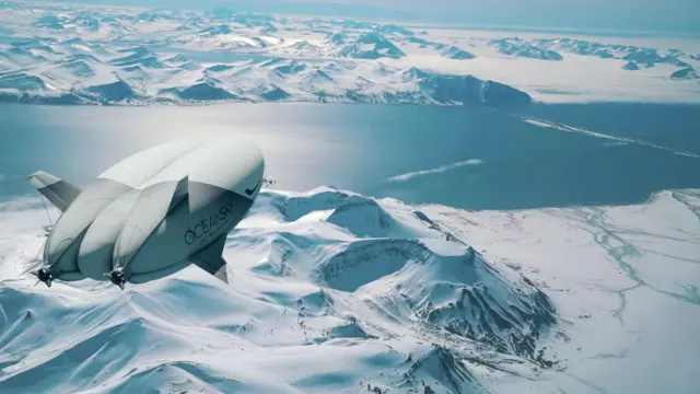 Un dirigible de Ocean Sky Cruises sobrevolando una zona lleba de nieve