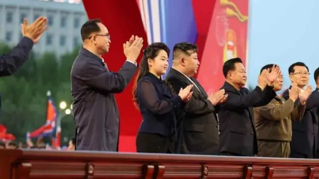 मे 2024 मध्ये, किम जू ए नं प्योंगयांगच्या वॅनगार्ड स्ट्रीट विकास योजनेच्या समारोप समारंभात जो ड्रेस घातला होता, त्याची बरीच चर्चा झाली