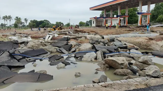 దెబ్బతిన్న రహదారి 