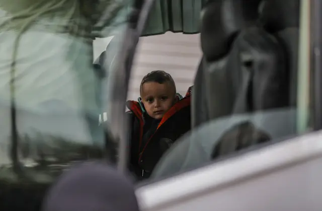 صورة لطفل فلسطيني تم إجلاؤه من معبر رفح لعلاجه