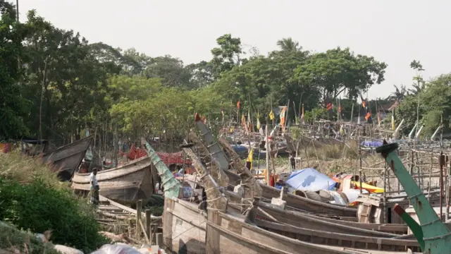 নিষেধাজ্ঞার কারণে ভোলায় অলস বসে আছে জেলেনৗেকা