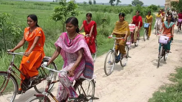सायकल वाटपामुळे मुलींचं शाळेतून गळतीचं प्रमाण बिहारमध्ये लक्षणीयरित्या कमी झालं.