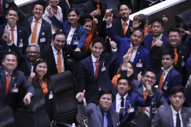 พิธา และลูกพรรค ยกมือให้ช่างภาพเก็บภาพ ภายหลังมีคะแนนเห็นชอบให้เป็นนายกฯ ไม่ถึงกึ่งหนึ่งของสมาชิกรัฐสภาในการประชุม 13 ก.ค.