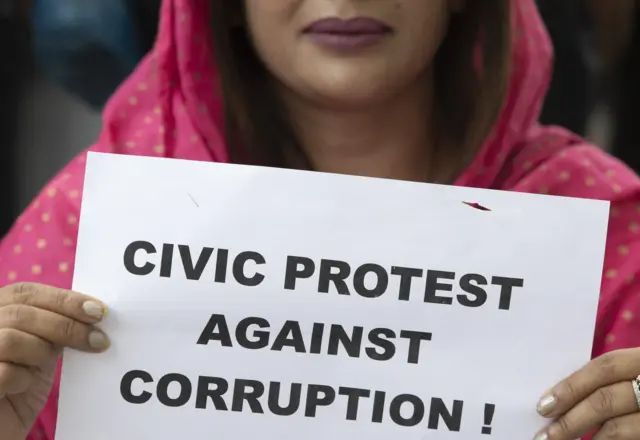 भ्रष्टाचारविरुद्ध प्रदर्शन गर्दै एक महिला 