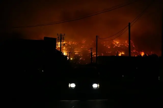Yerleşim yerlerini de tehdit eden yangın nedeniyle iki mahalle tahliye edildi.